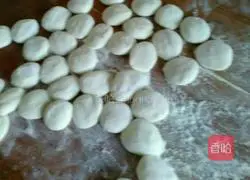 Illustration of how to make celery and pepper pork dumplings 5