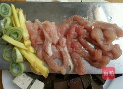 肉丝豆腐猪血汤的做法图解2