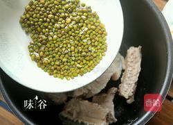 绿豆紫菜排骨汤的做法图解4