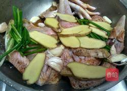 电饭锅闷鸡的做法图解1