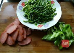 青椒蒜苔炒香肠的做法图解1
