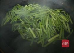 青椒蒜苔炒香肠的做法图解2