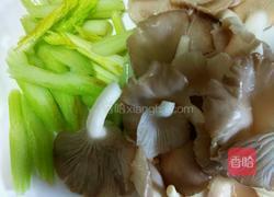 鲜菇芹菜鱿鱼丝的做法图解3