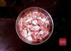 牛肉炖萝卜土豆的做法图解1