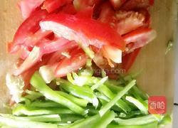 西红柿炒青椒的做法图解1