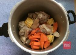 玉米胡萝卜猪蹄汤的做法图解4