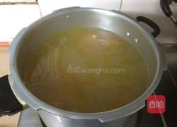 玉米胡萝卜猪蹄汤的做法图解6
