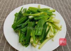 豆腐干炒蒜苗的做法图解2