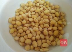 黄芪黄豆煲猪爪的做法图解1