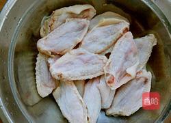 蒜香炸鸡翅的做法图解1