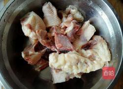 鸡骨架炖土豆的做法图解1