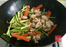 鱿鱼炒芹菜的做法图解9