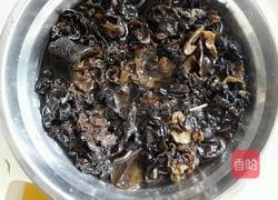 猪蹄木耳烧黄花菜的做法图解3