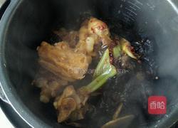 猪蹄木耳烧黄花菜的做法图解10