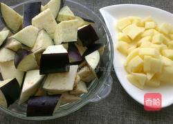 五花肉炖茄子土豆的做法图解1