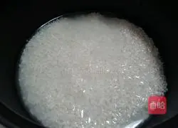 Illustration of how to make claypot rice with green pepper, pickled mustard and meat 1