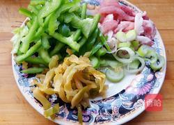 青椒榨菜肉煲仔饭的做法图解2