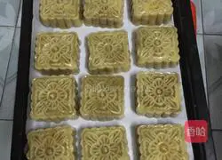 Illustration of how to make lotus paste and egg yolk mooncakes 2