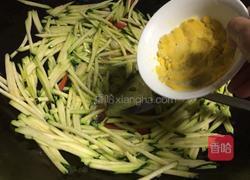 南瓜丝炒咸鸭蛋的做法图解6