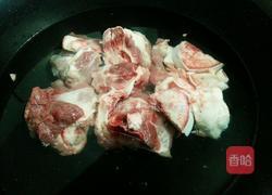 墨鱼干炖大骨的做法图解2