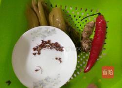 酸菜炒猪肠的做法图解4