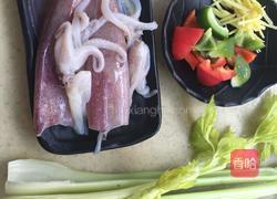 爽口西芹炒鲜尤的做法图解1