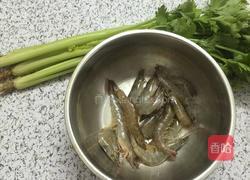 虾仁炒芹菜的做法图解1