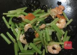 虾仁炒芹菜的做法图解6