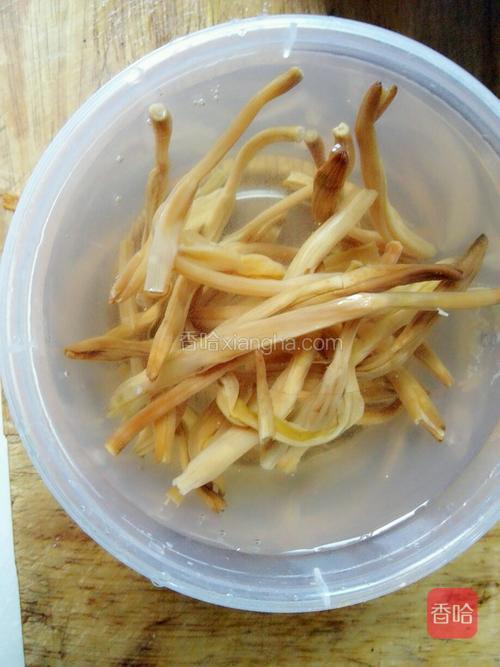 黄花菜用温水泡发