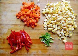 炒玉米胡萝卜丁的做法图解2