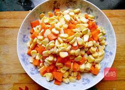 炒玉米胡萝卜丁的做法图解3
