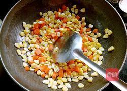 炒玉米胡萝卜丁的做法图解5