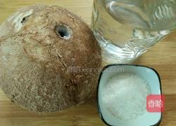 鲜榨椰子汁的做法图解1