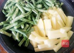 土豆炖豆角的做法图解1