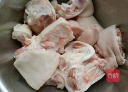 猪蹄玉米汤的做法图解1