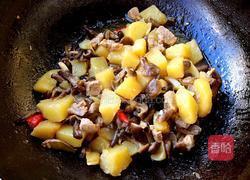 猪肉榛蘑炖土豆的做法图解8