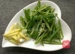 青椒炒鱼的做法图解1