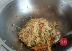 蛋炒方便面的做法图解5