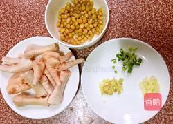鸡爪焖黄豆的做法图解1