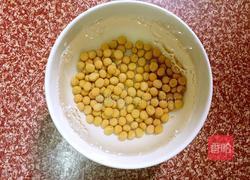 鸡爪焖黄豆的做法图解2