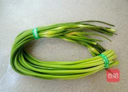 凉拌蒜苗丝的做法图解1