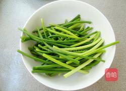 凉拌蒜苗丝的做法图解2