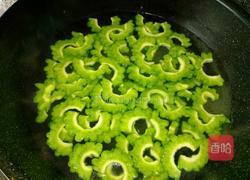 青椒苦瓜的做法图解1