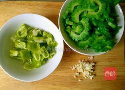 青椒苦瓜的做法图解2