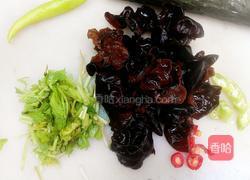 芹菜炒黑木耳的做法图解1