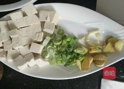 垮炖鲜鱼豆腐的做法图解3