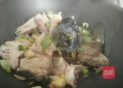 垮炖鲜鱼豆腐的做法图解5