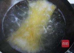 奶油蘑菇培根意面的做法图解2