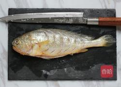 茄汁大黄花鱼的做法图解1