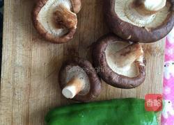 爆炒青椒香菇的做法图解1